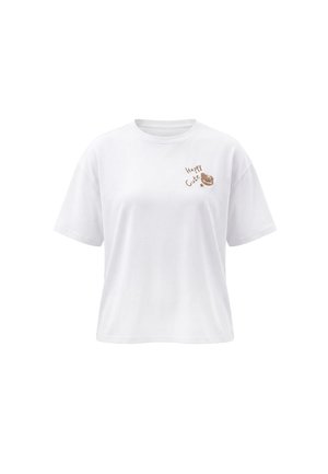 Hvid T-shirt med korte ærmer, lille brunt bjørneansigt og ordene "Happy Cute" trykt på venstre bryst.