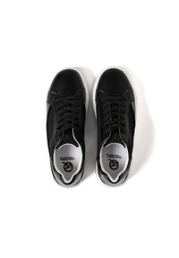 Sneaker nere con tomaia in pelle, pannelli in rete e suola in gomma. Presentano lacci tondi e logo sulle solette, un design elegante e colletto imbottito.