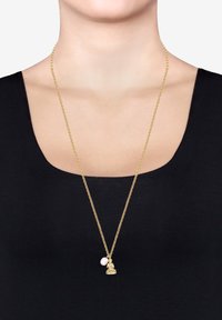 Guld kæde med et tekstureret design, prydet med en lille Buddha vedhæng og en rosa perle accent.