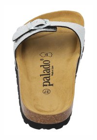 Witte sandaal met een textuur strap en zilveren gesp, kurken voetbed en zwarte rubberen zool. "Palado" logo gedrukt op de binnenzool.