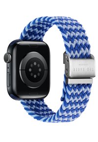 Reloj inteligente con una caja negra, que presenta una correa de tela trenzada en azul y blanco. Herrajes metálicos plateados con grabado. Sensor circular en la parte posterior.