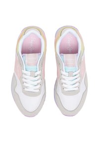 Zapatillas de malla blanca con detalles en rosa claro y gris, que presentan un panel lateral texturizado, cordones blancos y un cuello en colores pastel.
