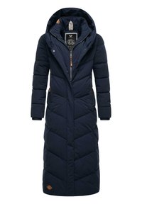 Marine lange pufferjas met capuchon, voorzien van een chevron-gequilt ontwerp, ritssluiting en drukknoopsluiting, en zijzakken met bruine leren accenten.