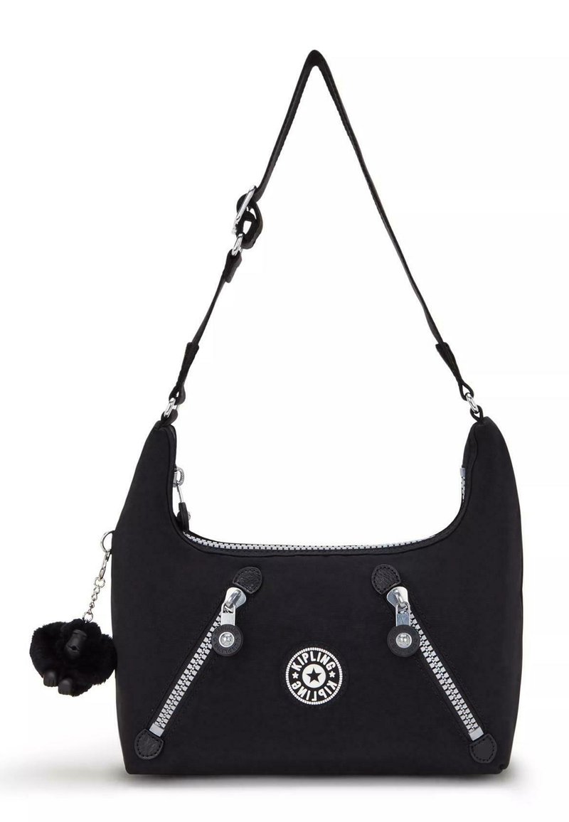 Borsa a spalla in tessuto nero con accessori in metallo argentato, doppie cerniere, logo circolare e portachiavi con pompon in pelliccia removibile. Texture liscia, forma curvata.