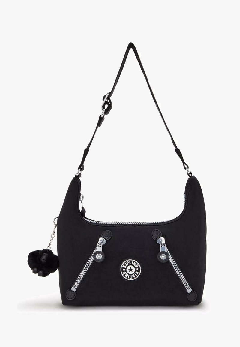 Borsa a spalla in tessuto nero con accessori in metallo argentato, doppie cerniere, logo circolare e portachiavi con pompon in pelliccia removibile. Texture liscia, forma curvata.