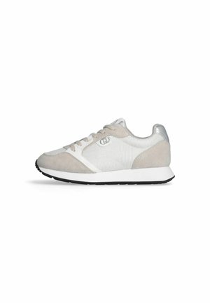 Sneaker grigie chiare con tomaia in mesh, dettagli in suede e una capoccia argentata. Presentano un sottopiede bianco e una suola in gomma nera.