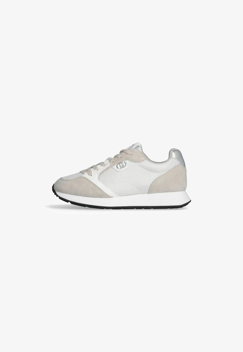 Lichtgrijze sneakers met een bovenwerk van mesh, suede accenten en een zilveren hielkap. Kenmerken zijn een witte tussenzool en een zwarte rubberen buitenzool.