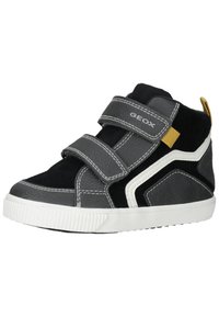 Zapatillas altas para niños hechas de ante negro y cuero sintético gris, con dos correas de Velcro y una suela de goma blanca. Acento amarillo en el talón.