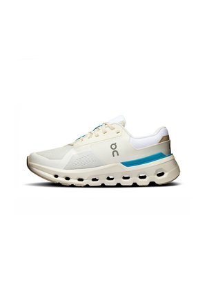 Chaussure de course légère en beige et blanc, dotée d'une tige en mesh, d'accents bleus et d'une semelle rembourrée avec des trous de ventilation visibles.