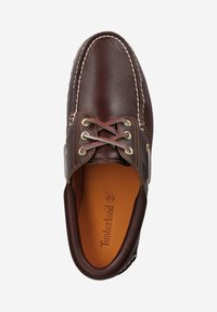 Braune Lederhalbschuhe mit runder Zehenform, kontrastierenden weißen Nähten, Messingösen und braunen Schnürsenkeln. Das Innere zeigt eine orangefarbene Markenkennzeichnung.