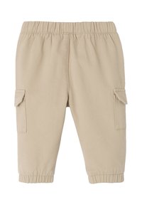 Beige Kinder-Cargo-Hosen mit elastischem Bund und Bündchen, versehen mit Klapptaschen auf jeder Seite.