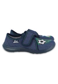 Blauwe canvas schoenen met een klittenbandsluiting, voorzien van groene stiksels en een voetbalthema borduursel aan de voorkant. Rubberen zool voor grip.
