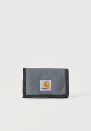Šedá látková peňaženka Carhartt s čiernym lemom a bielym nášivkom so žltým logom vpredu, umiestnená na bielom pozadí.