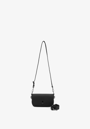 Borsa a tracolla rettangolare nera con patta e chiusura argentata, dotata di una lunga tracolla regolabile e una tracolla arrotolata aggiuntiva su sfondo bianco.