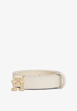 Cintura in pelle beige con fibbia logo in tono oro, texture liscia, arco singolo e dettagli di cucitura lungo i bordi.