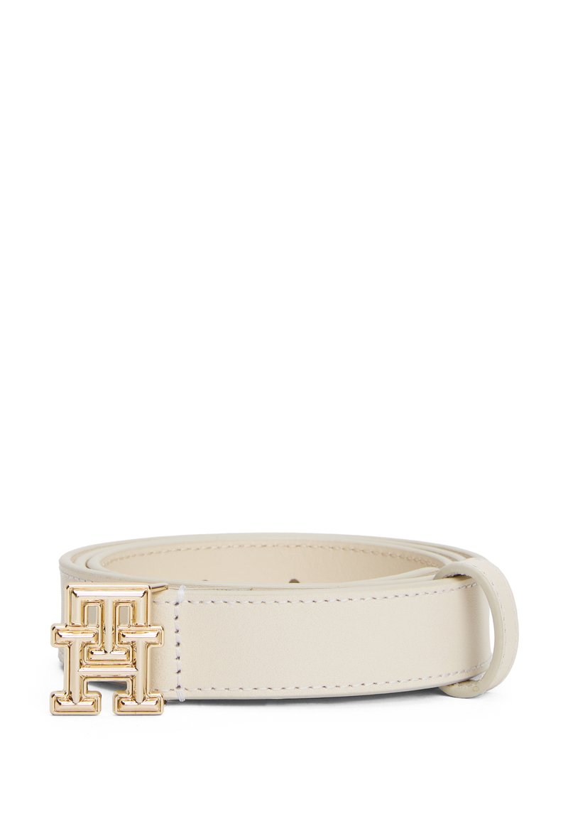 Cinturón de cuero beige que presenta una hebilla con logo en tono dorado, con textura lisa, un solo pasador y detalle de costura a lo largo de los bordes.