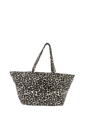 Bolso grande tipo tote con estampado de leopardo en blanco y negro y dos correas para el hombro, sobre un fondo blanco.