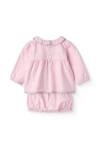 Vaatteet voor een baby met een roze ginghampatroon, lange mouwen, een gerimpelde kraag en een elastische tailleband op het onderste stuk. Knopen op de achterkant.