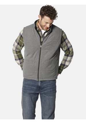 Graue Fleeceweste mit Reißverschluss, zwei vorderen Taschen und hohem Kragen, getragen über einem grünen Karoshemd und blauen Jeans.