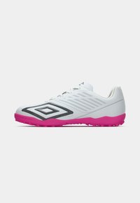 Pantofii sport albi cu design geometric negru, talpă roz și suprafață texturată. Dispun de șireturi și o formă curbată pentru confort.