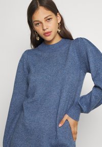 JDY JDYRUE LIFE HIGH NECK DRESS - Vestido de malha - coastal fjord melange