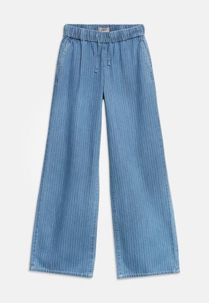 Svetlo modre široke kavbojske hlače z nežnimi navpičnimi črtami, elastičnim pasom z vrvico za zavezovanje in stranskimi žepi.
