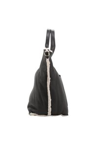 Sac en cuir noir avec un accent en shearling blanc doux le long de la couture, doté d'une seule poignée plate pour le port.