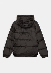 Giacca puffer nera con cappuccio, caratterizzata da sezioni orizzontali trapuntate e polsini elastici. Include strisce di accento azzurro chiaro sui lati.