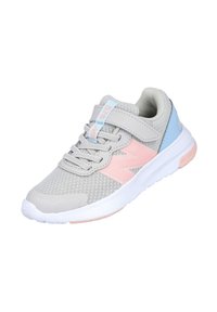 Zapatilla deportiva gris con parte superior de malla, acentos en rosa y azul, cordones y una correa de velcro. Suela blanda para mayor comodidad y estabilidad.