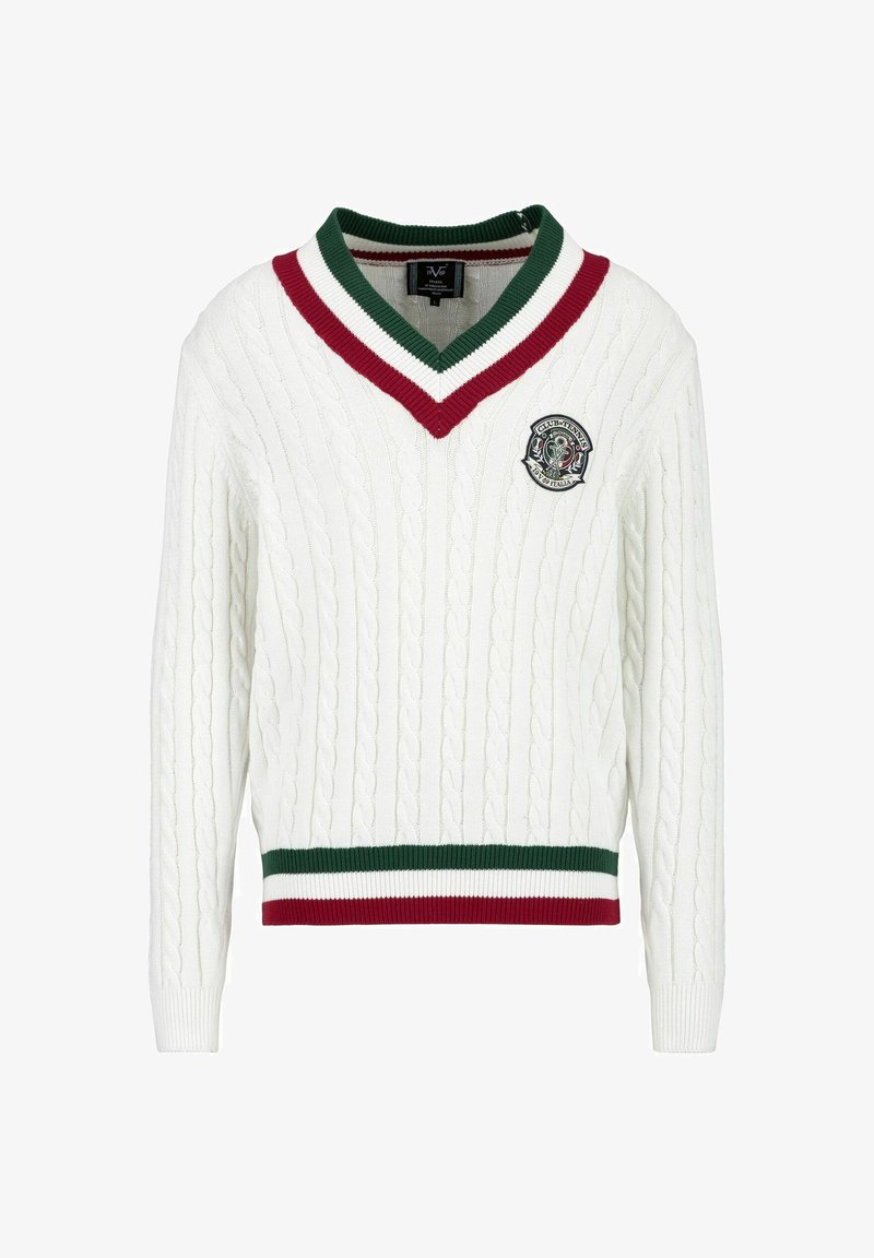 Weißer Strickpullover mit V-Ausschnitt, ausgestattet mit grünen und roten Streifenakzenten am Kragen und Saum sowie einem runden Logo auf der Brust.