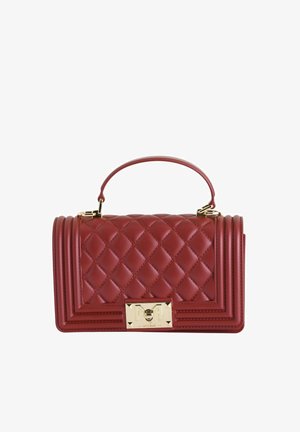 Borsa a tracolla in pelle trapuntata rossa con chiusura in oro, dotata di manico superiore e design strutturato con dettagli a coste verticali.