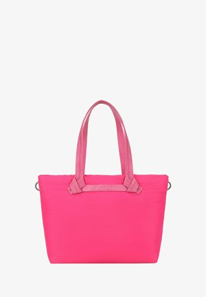 Bolsa tote de color rosa brillante con asas dobles y un detalle sutil de una firma en la correa central delantera, sobre un fondo blanco.