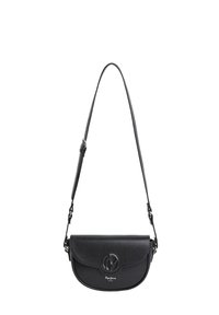 Borsa a spalla in pelle nera con forma curvata, chiusura a patta e dettaglio del logo impresso sul davanti. Inclusa tracolla regolabile.
