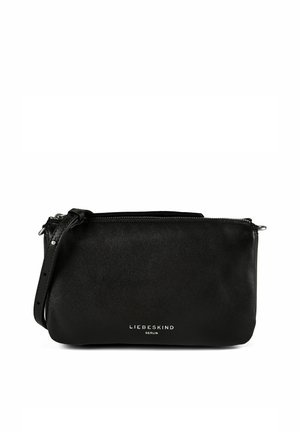 Bolso cruzado de cuero negro con correa ajustable y cremallera plateada, con el logo "Liebeskind Berlin" en blanco en la parte delantera.