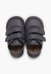 Scarpe in pelle grigio scuro con fascette in velcro, caratterizzate da un accento in suede e design a punta arrotondata. Parte superiore liscia con elementi di texture contrastanti.