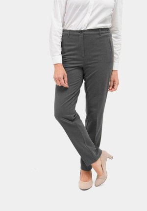 Graue, maßgeschneiderte Hose aus glattem Stoff, mit seitlichen Taschen und geradem Bein; kombiniert mit beigen High Heels.