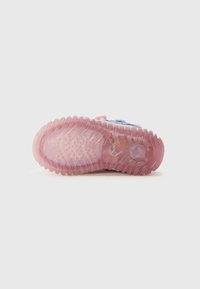 Sula till sko med texturerat gummimaterial, framförallt i rosa med vågmönster och cirkulära greppdetaljer. Mervärdigt färggradient.