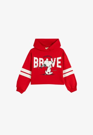 Felpa corta rossa in cotone, con una grafica bianca di Snoopy e il testo "BRAVE", accompagnata da due strisce bianche sulle maniche.
