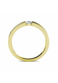 Gouden ring met een gladde, gepolijste oppervlakte en een ronde diamant in een minimalistisch ontwerp in het midden bovenaan.