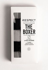 Penkių pakuotė apatiniai šortai baltame dėžutėje su "Respect Underwear" logotipu. Apatiniai šortai yra juodi ir pilki, su patogiu liemeniu. Dydis M.