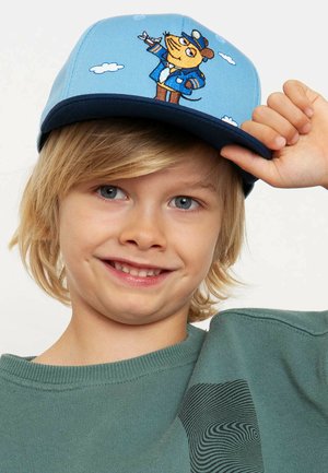 Helle blaue Baseballkappe mit dunkelblitterem Schirm, die eine gestickte Maus in einem Pilotenoutfit zeigt. Weicher Stoff, strukturiertes Design mit Wolkenmuster.