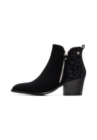 Bota negra hasta el tobillo con punta afilada, hecha de ante y con un panel de tela con estampado de leopardo, cremallera lateral y un tacón bloque medio.