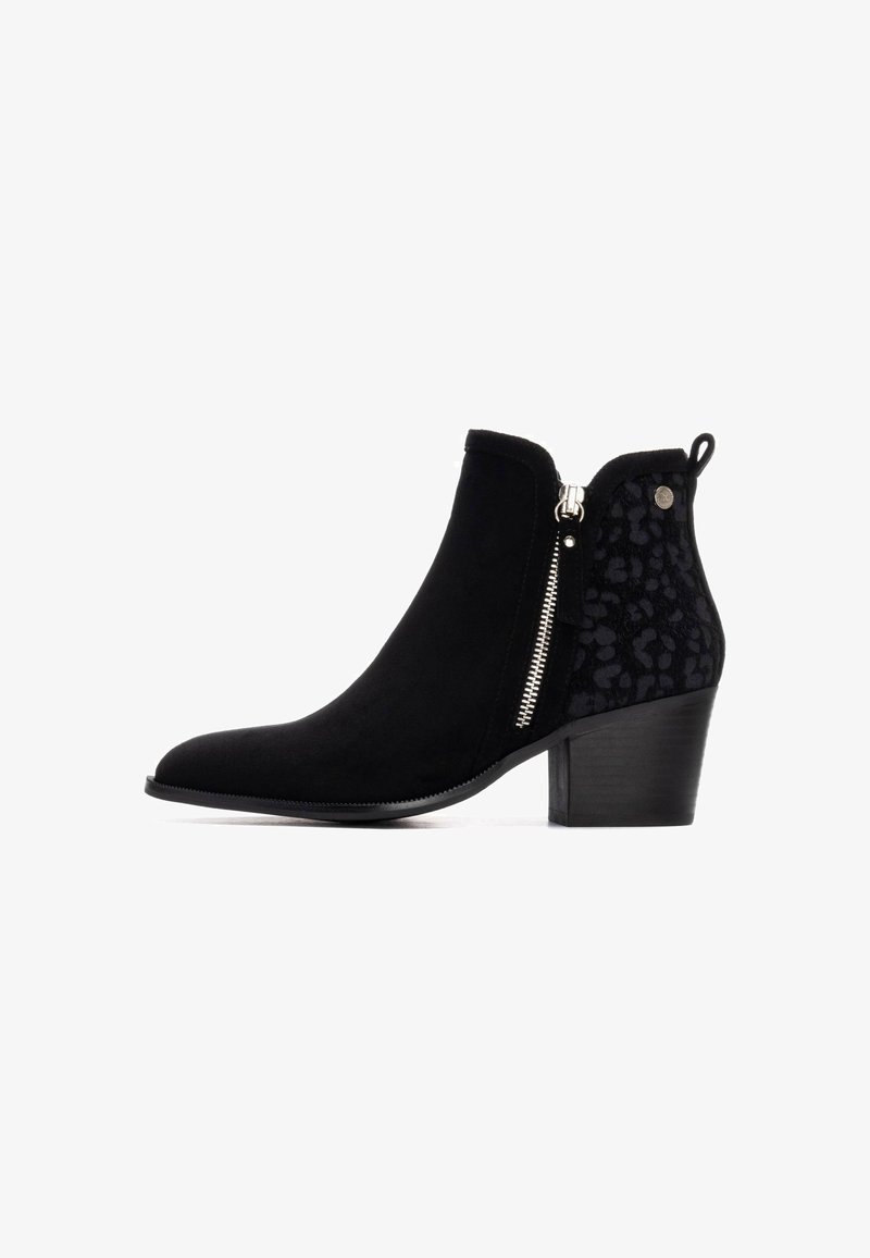 Bota negra hasta el tobillo con punta afilada, hecha de ante y con un panel de tela con estampado de leopardo, cremallera lateral y un tacón bloque medio.