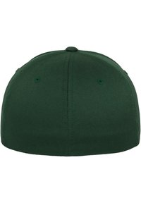Groene baseballcap met een gestructureerde kroon, gladde stof en zonder zichtbare logo's. De achterkant heeft ventilatiegaatjes voor ademend vermogen.