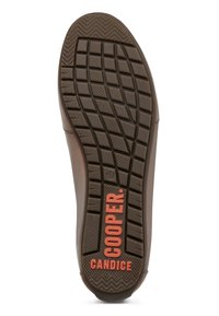 La suola di gomma marrone presenta un motivo a griglia e diagonale, con "COOPER" e "CANDICE" stampati in arancione. Design piatto e robusto.