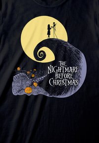 Czarna koszulka z żółtym tłem przedstawiającym księżyc, kapryśnym wzgórzem i postaciami z "The Nightmare Before Christmas", z pomarańczowymi dyniami.