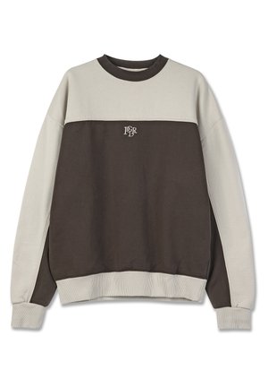 Brun og lys grå sweatshirt med rund hals, ribbet mansjetter og en liten logo på brystet. Har fargeblokkert design og mykt stoff.