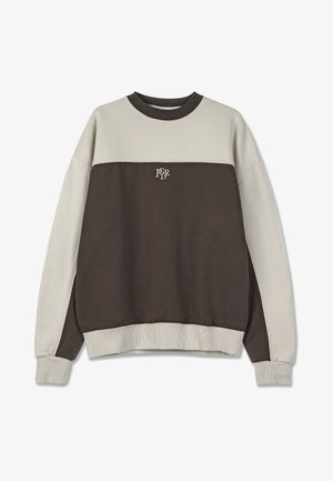 Bruine en lichtgrijze sweatshirt met een ronde hals, ribgebreide manchetten en een klein logo op de borst. Heeft een kleurblokontwerp en zachte stof.