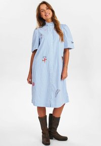 Rochie camasa cu nasturi, realizata dintr-un material cu dungi albastre si albe, avand maneci scurte tip puff si detalii brodate in diverse culori.