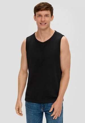 Schwarzes ärmelloses T-Shirt mit Rundhalsausschnitt aus Baumwolle, das eine glatte Textur aufweist. Kombiniert mit blauen Jeans für einen lässigen Look.